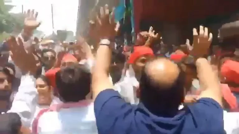 Lucknow News: मतगणना स्थल के बाहर आपस में भिड़े भाजपा-सपा कार्यकर्ता, जमकर चले लात घूंसे, राजनाथ सिंह चल रहे आगे