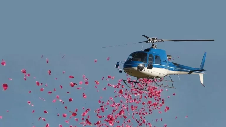 Maha Kumbh 2025: योगी सरकार ने साधु संतों और श्रद्धालुओं पर पुष्प वर्षा की परंपरा को बनाए रखने का लिया फैसला, आयोजन को यादगार बनाने के लिए उठाया नया कदम