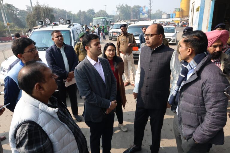 जिलाधिकारी चंद्रशेखर सिंह ने अशोक राजपथ पर 2-लेन डबल-डेकर एलिवेटेड कॉरिडोर परियोजना का स्थल निरीक्षण किया।