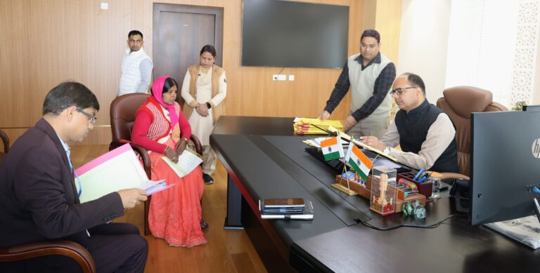 जिलाधिकारी चंद्रशेखर सिंह ने लोक शिकायत और सेवा शिकायत से जुड़े 16 अपीलीय मामलों की सुनवाई की।