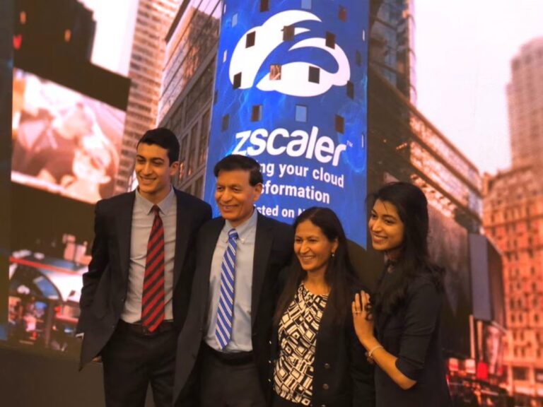 “पानी और बिजली की कमी, पेड़ के नीचे पढ़ाई… आज अमेरिका में सबसे अमीर भारतीय बने इस बिजनेसमैन की कहानी”