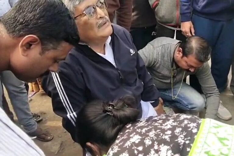 जनसंपर्क के दौरान विधायक के पैर में चोट लगी।