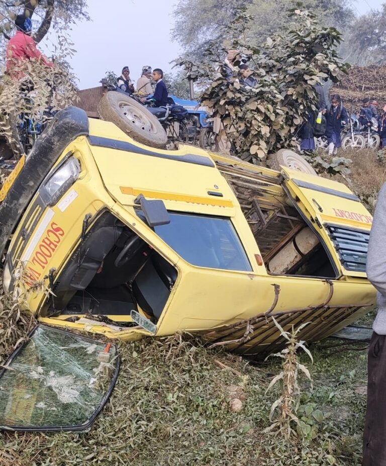 बरेली: सड़क हादसे में स्कूली वैन पलटी, आठ बच्चे घायल