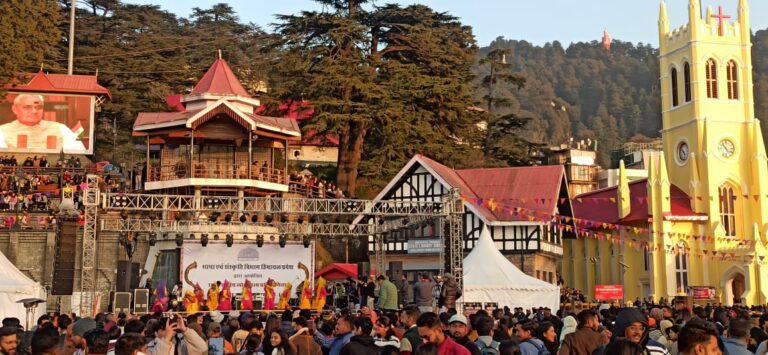 क्रिसमस पर शिमला में सैलानियों का सैलाब, 15 हज़ार वाहनों की आवाजाही, 90 फ़ीसदी होटल रहे पैक