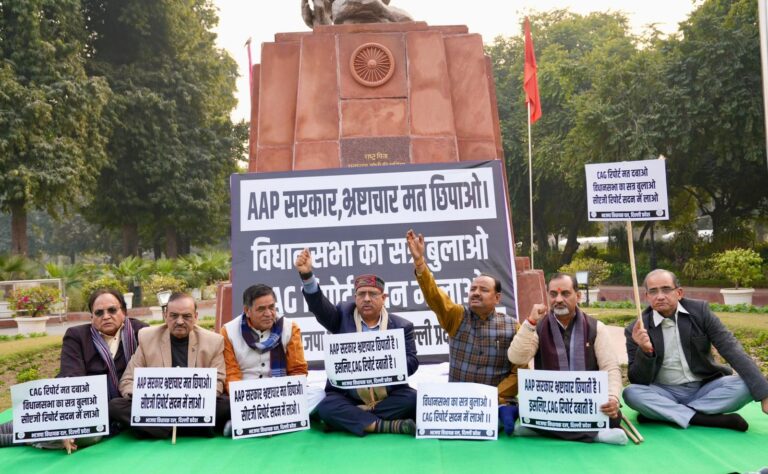 विशेष सत्र बुलाने की मांग पर भाजपा ने दिल्ली विधानसभा परिसर में दिया धरना।