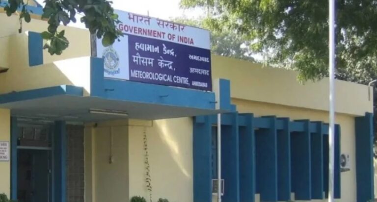 गुजरात के 20 जिलों में बेमौसम बारिश की संभावना। 🌧️ जल्द ही बदलते मौसम का असर दिख सकता है। सतर्क रहें, सुरक्षित रहें।