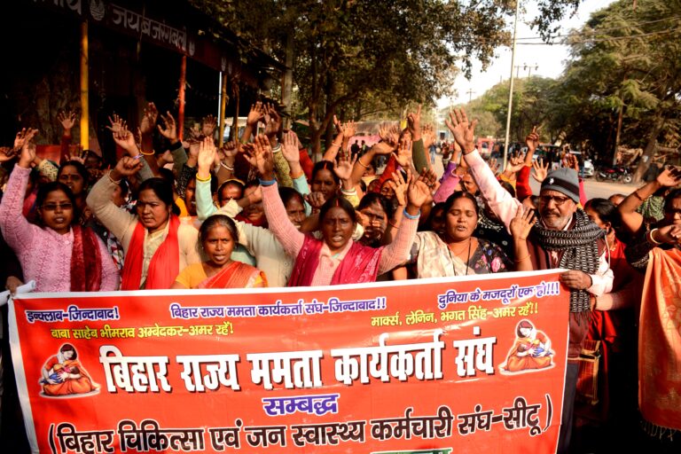 गर्दानीबाग में ममता कार्यकर्ता संघ के सदस्य धरना प्रदर्शन कर रहे हैं।