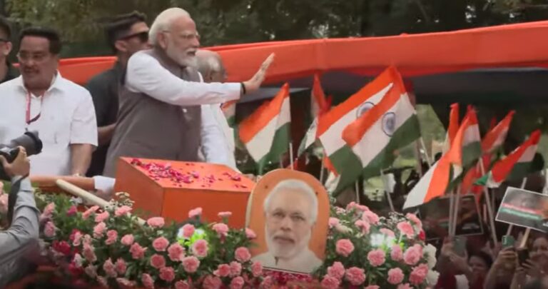 गांधीनगर में प्रधानमंत्री मोदी का भव्य रोड शो, हजारों की भीड़ उमड़ी