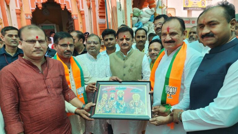 उप मुख्यमंत्री शुक्ल ने ओरछा में भगवान श्री रामराजा सरकार के किए दर्शन