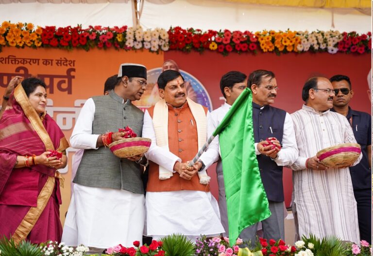 मुख्‍यमंत्री डॉ. मोहन के शौर्य स्मारक से अहिल्या वाहिनी की प्रदेशव्यापी महिला वाहन रैली को हरी झंडी दिखाई