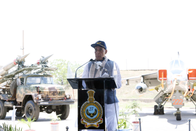 भुज एयरबेस पर रक्षा मंत्री ने सैनिकों से मुलाकात कर उनका उत्साह बढ़ाया