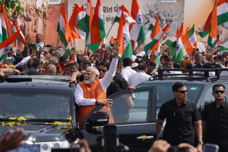 गुजरात पहुंचे प्रधानमंत्री मोदी, वडोदरा में किया भव्य रोड शो
