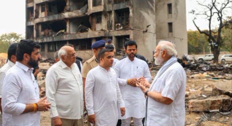 प्रधानमंत्री मोदी ने अहमदाबाद में विमान दुर्घटनास्थल का जायजा लिया, घायलों से मिलने पहुंचे अस्पताल