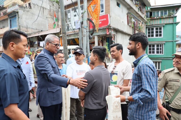 राज्यपाल ने सिंगताम का दौरा किया, स्थानीय लोगों से सतर्क रहने का आग्रह