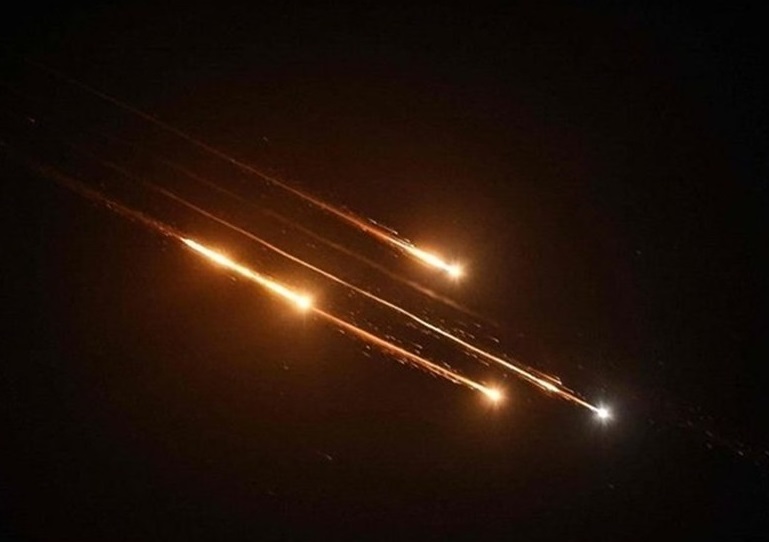 ईरान ने सूरज निकलने से पहले इजराइल पर मिसाइलों की बौछार की, हाइफा बिजली संयंत्र आग की लपटों में घिरा