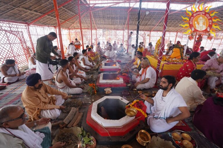 जन्मभूमि मंदिर में राजा राम दरबार व अन्य मूर्तियों की प्राण प्रतिष्ठा का चल रहा अनुष्ठान