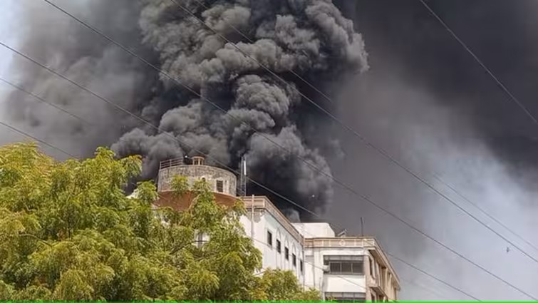 अहमदाबाद में बड़ा विमान हादसा, एयर इंडिया के विमान में सवार थे 242 यात्री