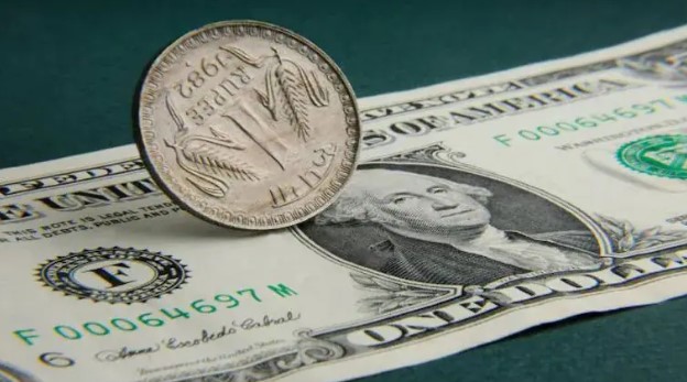 डॉलर के मुकाबले 23 पैसे की मजबूती के साथ बंद हुआ रुपया