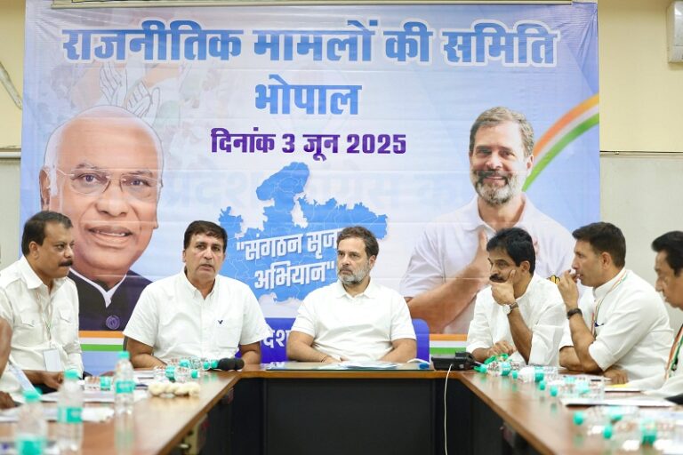 भोपाल पहुंचे राहुल गांधी, कांग्रेस कार्यकर्ताओं ने गाड़ी रोककर लगाए नारे