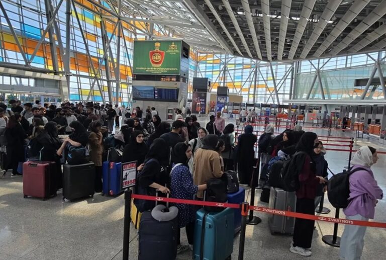 युद्धग्रस्त ईरान से निकाले गए 110 भारतीय छात्र नई दिल्ली पहुंचे, खुशी से झूम उठे घरवाले