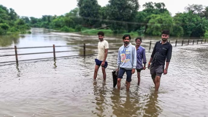 मप्र में भारी बारिश से जनजीवन प्रभावित, बाढ़ का खतरा अधिकांश जिलाें में, मौसम विभाग ने किया ऑरेंज अलर्ट जारी