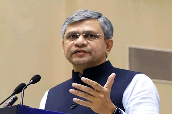 अमृत भारत स्टेशन योजना के तहत सूरत के उधना रेलवे स्टेशन का नवीनीकरण जारी: अश्विनी वैष्णव