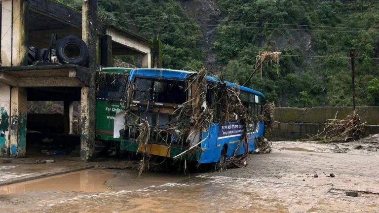 हिमाचल प्रदेश में कुदरत का कहर, मंडी के धरमपुर में मची भारी तबाही