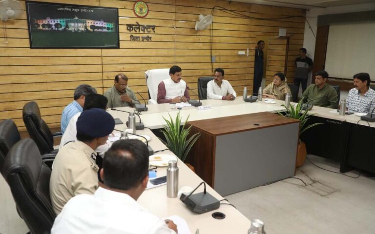 मुख्यमंत्री डॉ. यादव ने जिला प्रशासन, पुलिस और संबंधित विभागों के अधिकारियों और जनप्रतिनिधियों की संयुक्त बैठक ली