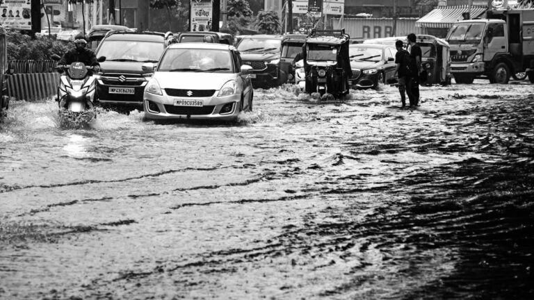 उमस भरे दिन के बाद झमाझम से भीगा इंदौर