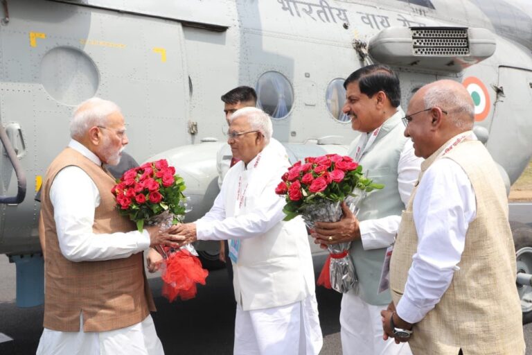 प्रधानमंत्री श्री मोदी का भैंसोला हेलीपैड पर आत्मीय स्वागत. राज्यपाल एवं मुख्यमंत्री ने पुष्पगुच्छ भेंट कर किया अभिनंदन