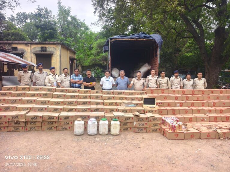 इंदौर में 40 लाख की अवैध शराब जब्त, आयशर वाहन से बरामद हुई 504 पेटियां