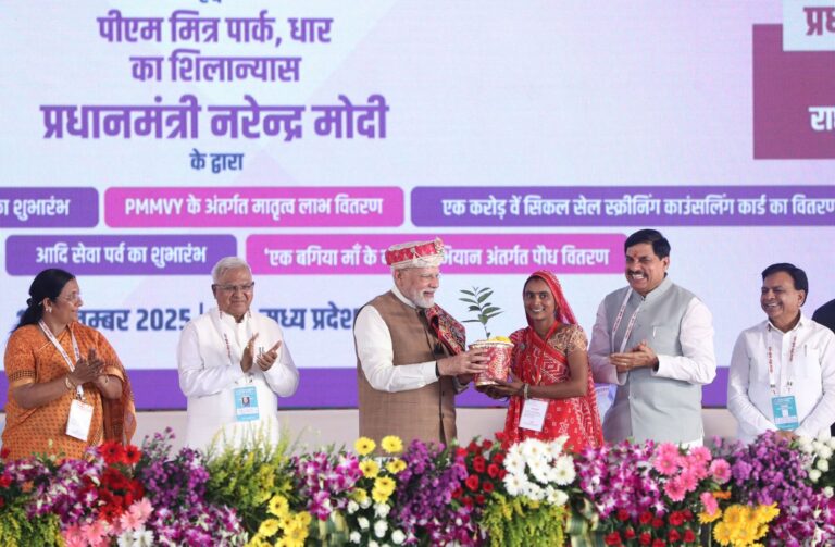 प्रधानमंत्री मोदी ने ‘बगिया माँ के नाम’ अभियान के तहत महिला को पौधा भेंट किया