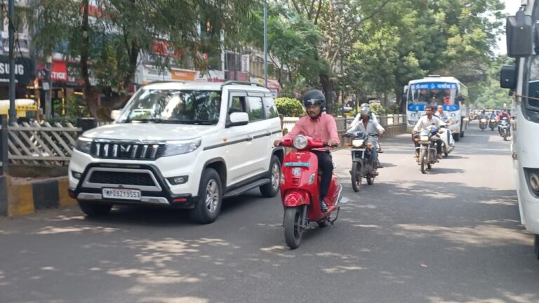 इंदौर सम्भागायुक्त ने ई-स्कूटी से की बैठक में हिस्सेदारी