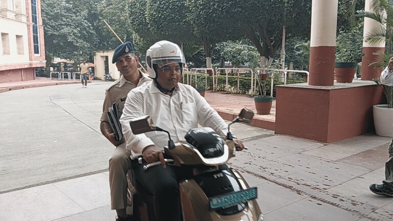 इंदौर में “नो कार डे” का आयोजन, कलेक्टर ने दोपहिया वाहन से किया कार्यस्थल के लिए रवाना