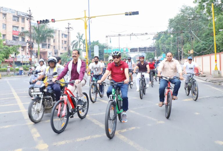 इंदौर में नो कार डे: महापौर पुष्यमित्र भार्गव ने साइक्लोथोंन का किया शुभारंभ