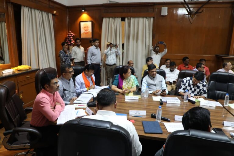 इंदौर संभाग की समीक्षा बैठक, अपर मुख्य सचिव अनुपम राजन की अध्यक्षता में