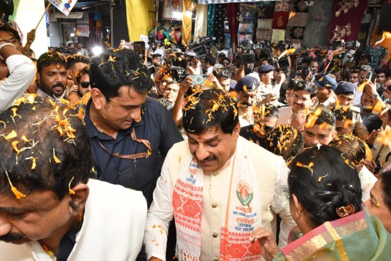 भोपाल: चौक बाजार में मुख्यमंत्री डॉ. मोहन यादव ने व्यापारियों व उपभोक्ताओं से की जीएसटी पर चर्चा