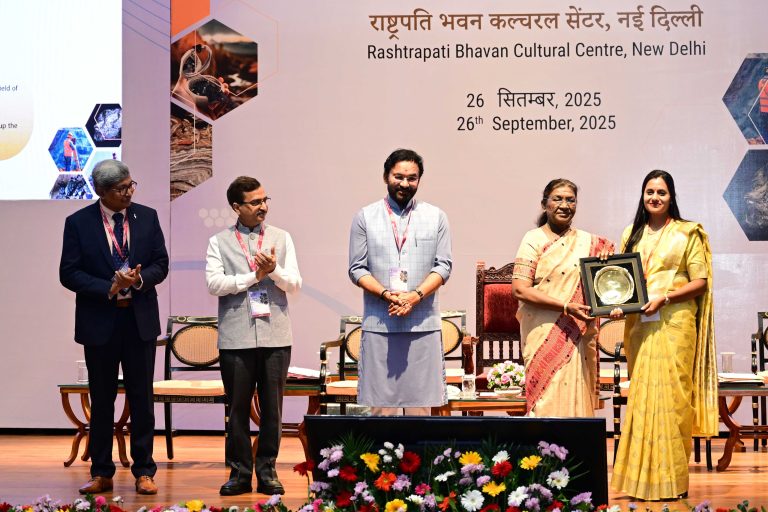 राष्ट्रपति द्रौपदी मुर्मु ने राष्ट्रीय भूविज्ञान पुरस्कार 2024 प्रदान किए