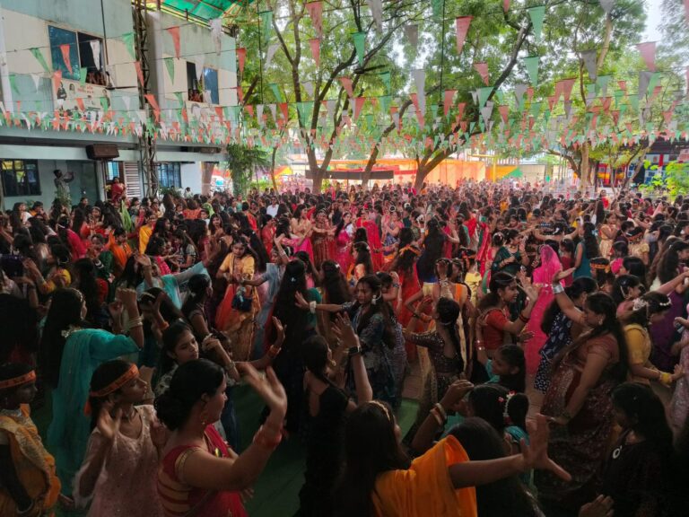 अहिल्याश्रम कन्या विद्यालय क्रमांक-2 में महाआरती और 3000 कन्याओं का पूजन