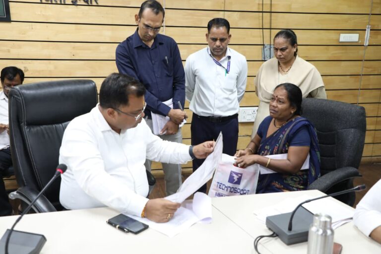 कलेक्टर शिवम वर्मा की संवेदनशीलता आई सामने, बुजुर्ग महिला को तुरंत मिली श्रवण यंत्र