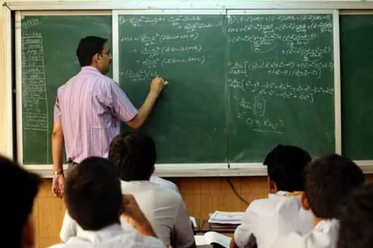 सरकारी स्कूलों में शिक्षक समय की जिम्मेदारी नहीं निभा रहे