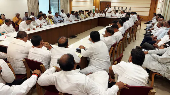 कांग्रेस नेता की बैठक में नई योजना का ऐलान