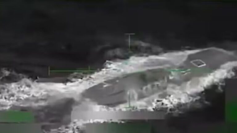 अमेरिका ने कैरेबियाई ड्रग तस्करी पनडुब्बी पर हमला किया, बचे दो लोग हिरासत में