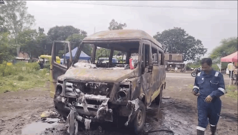 इंदौर में बच्चों से भरी स्कूल बस में भीषण आग, बस जलकर खाक