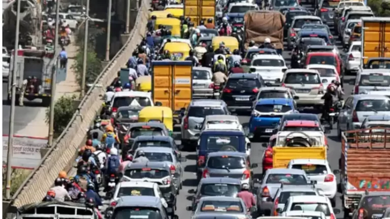 इंदौर शहर के व्यस्त मार्गों पर भारी वाहनों की आवाजाही पर रोक कलेक्टर एवं जिला दण्डाधिकारी श्री वर्मा द्वारा प्रतिबंधात्मक आदेश जारी