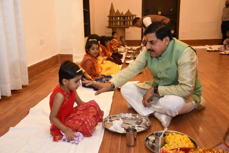 मुख्यमंत्री डॉ. मोहन यादव ने मुख्यमंत्री निवास पर कन्या पूजन किया