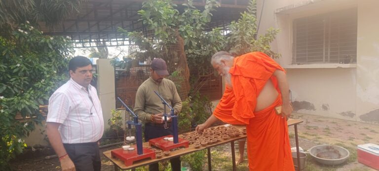 इंदौर में दिवाली पर जलेंगे “गोबर के स्वदेशी दीये”