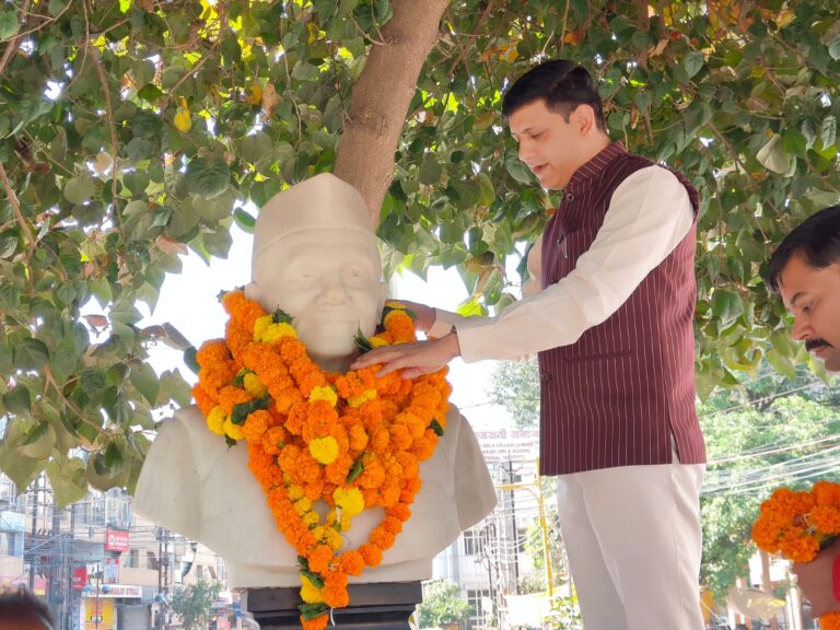 महापौर श्री पुष्यमित्र भार्गव द्वारा राष्ट्रपिता महात्मा गांधी और पूर्व प्रधानमंत्री श्री लाल बहादुर शास्त्री की प्रतिमा पर माल्यार्पण