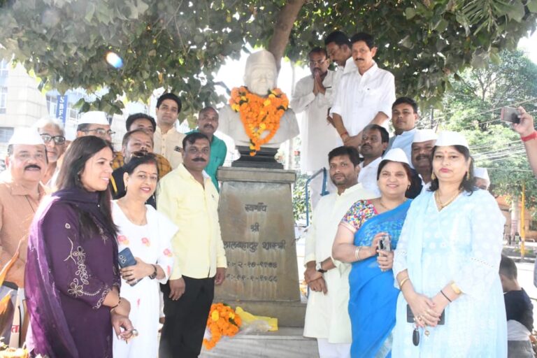 भारत रत्न लाल बहादुर शास्त्री जी की प्रतिमा पर भाजपा नेताओं ने माल्यार्पण कर किया नमन