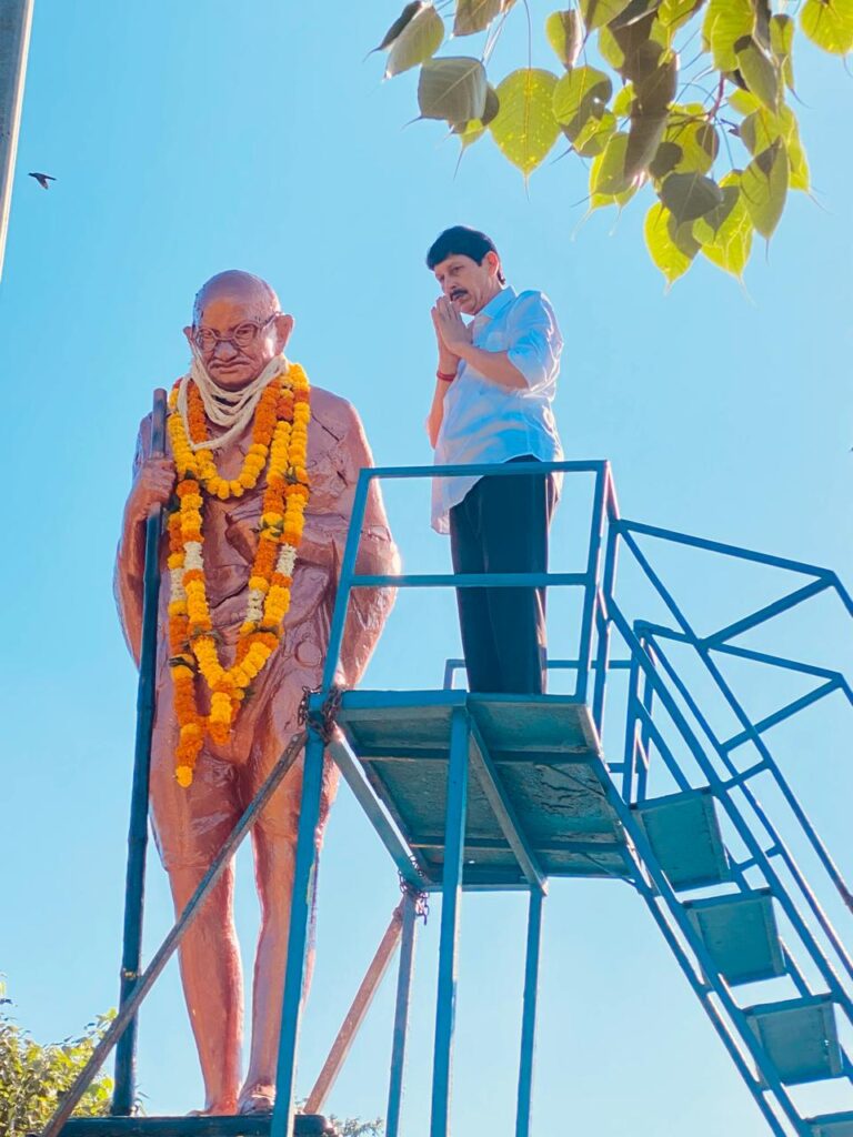 भाजपा नेताओं ने राष्ट्रपिता महात्मा गांधी जी की प्रतिमा पर माल्यार्पण कर नमन किया
